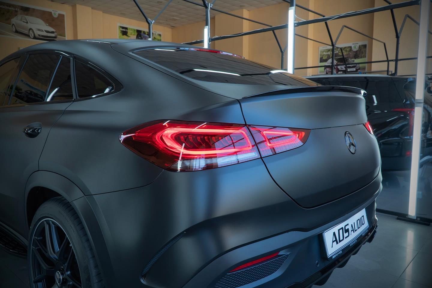 Задняя часть Mercedes-Benz после оклейки